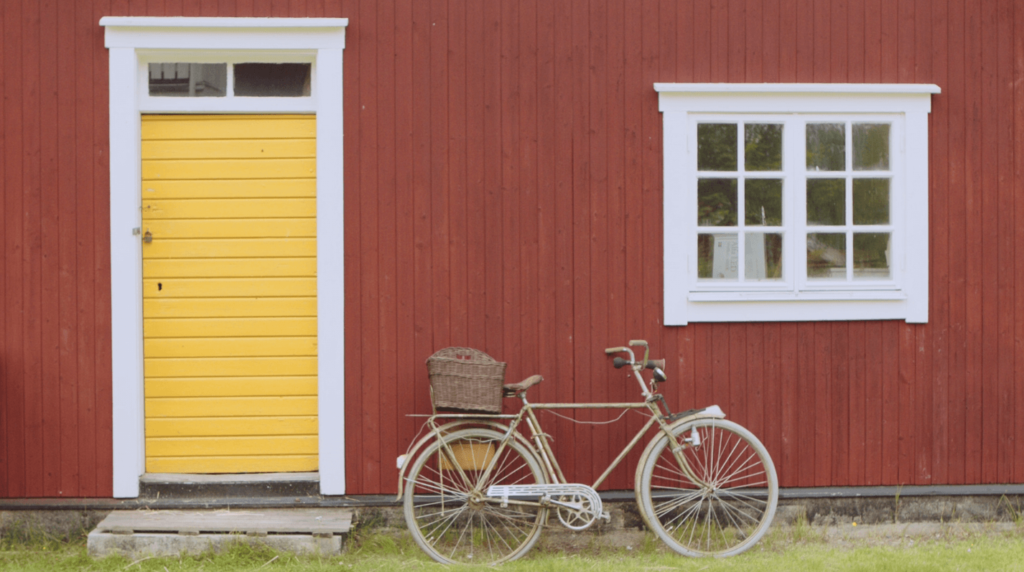 Ett hus målat med fasadfärg / husfärg från Falu Rödfärg.